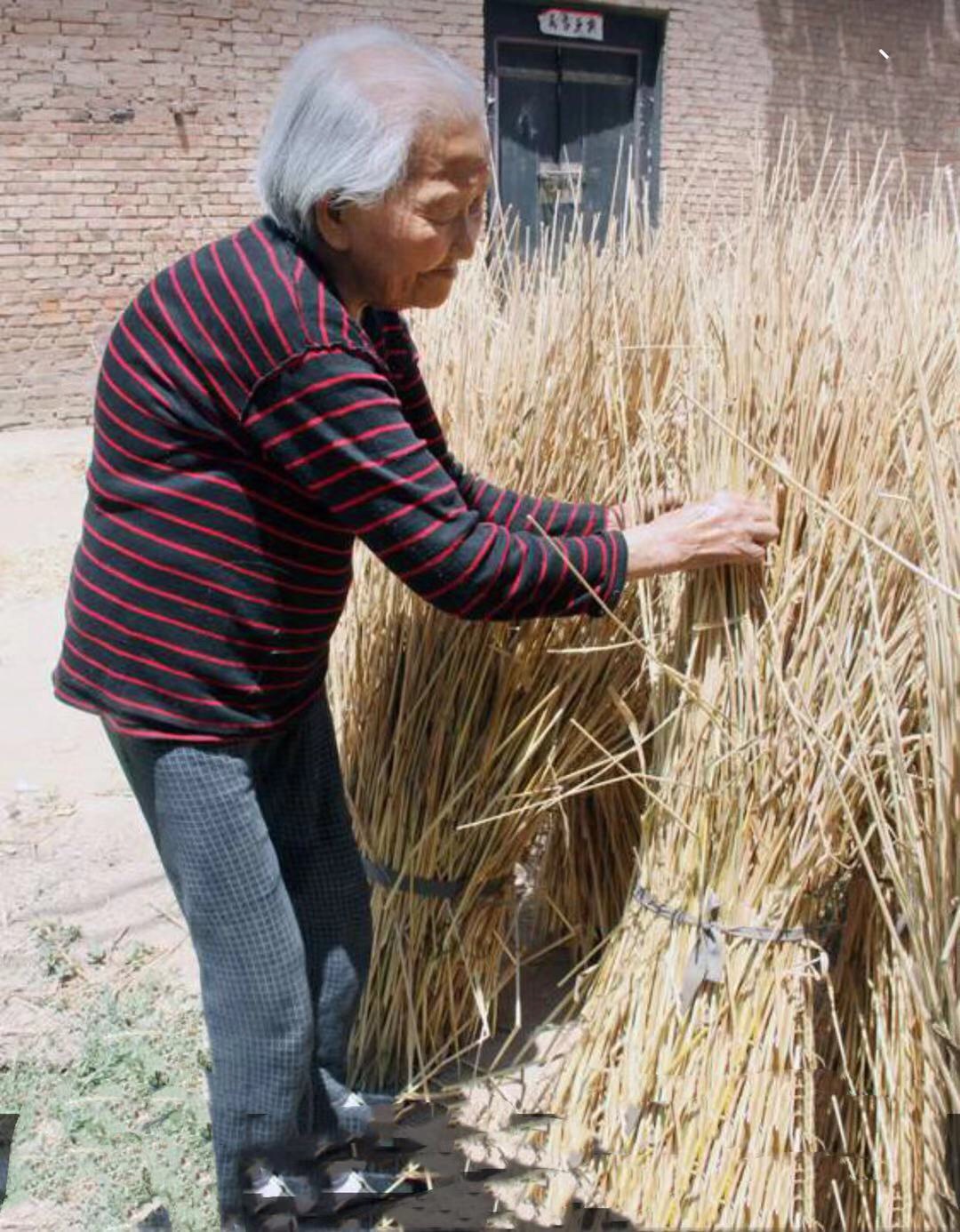 这位老奶奶说,她从小就开始编草辫,80多年来天天在编,一共编了