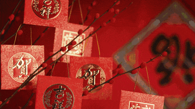 白昼阳光耀彩, 琉璃万方; 夜晚华灯熠熠, 漫步街头, 品茶逸想, 似有