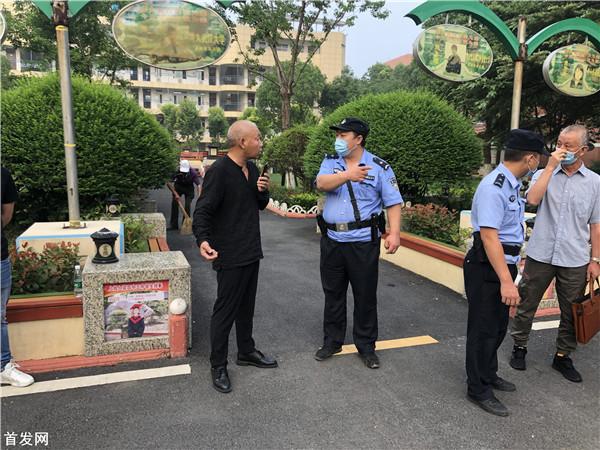 首发 襄阳地产老板带数十人强占学校被警察驱离