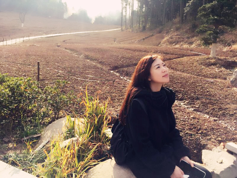 56号女诗人颜梅玖近照