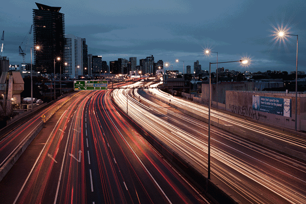 城市银光闪烁 街道两边的路灯 散发出淡淡黄色的光 看似宁静的夜晚
